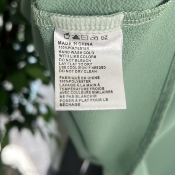 💛 Paper Crane Mint Green/ Sage Green Cold-Shoulder Top with Lace detail size L - Picture 6 of 6